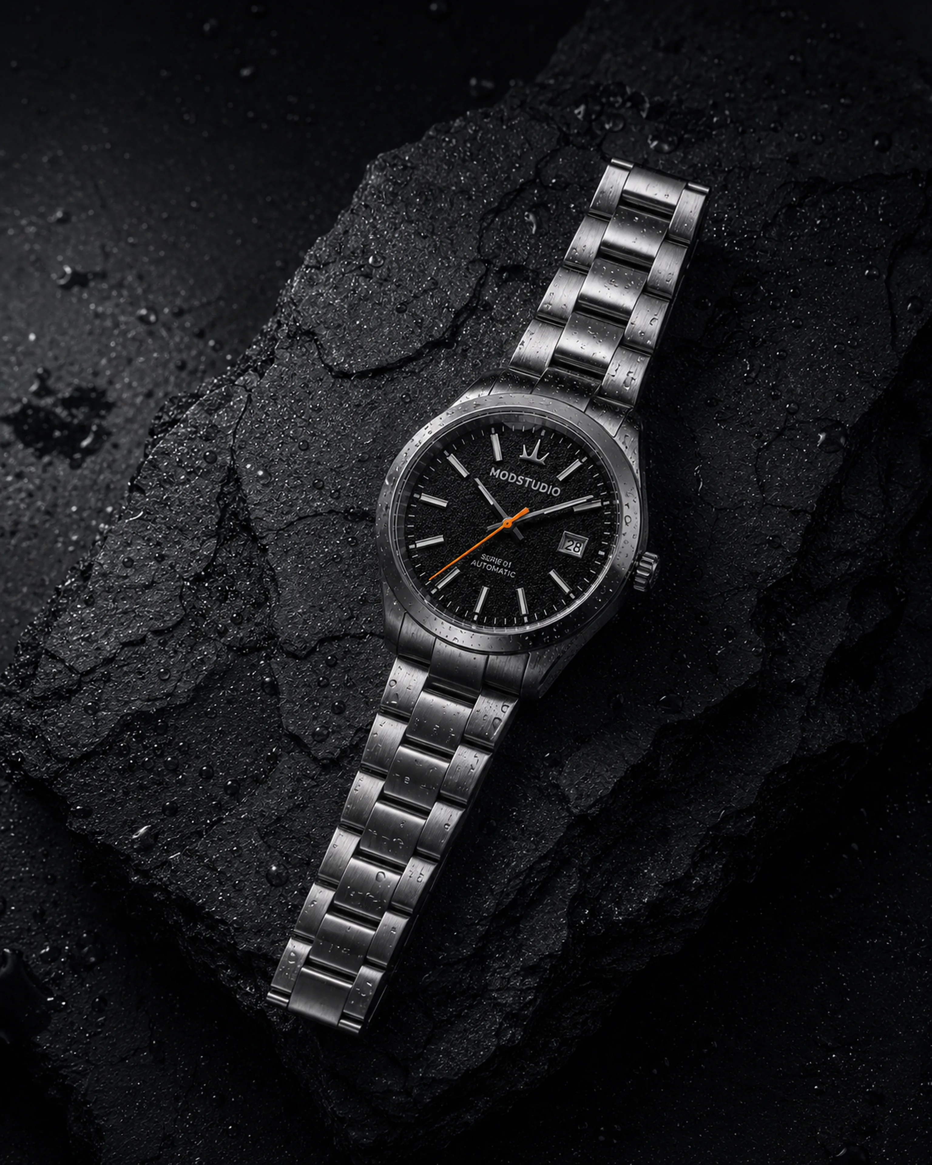MODSTUDIO SERIE 01 con gotas de agua sobre una superficie de roca negra